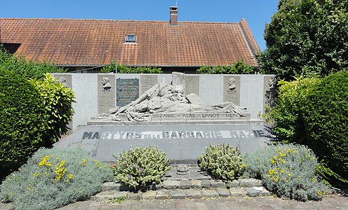 Le monument aux morts de la Seconde Guerre mondiale. Œuvre du sculpteur Julien Rémy réalisée en 1946.