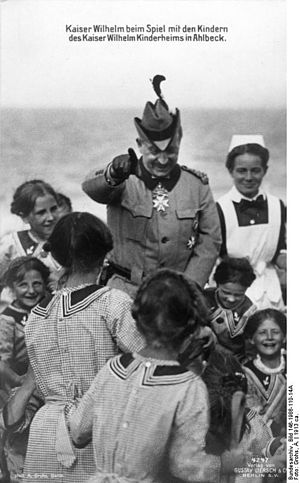 גלויה המראה את וילהלם משחק עם ילדים בבית הילדים על שם הקיסר וילהלם באהלבק, 1913