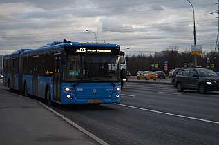 Автобус маршрута № м83 (продлённый маршрут № 709) подъезжает к остановке «Сабурово» на Каширском шоссе 21 ноября 2022 года