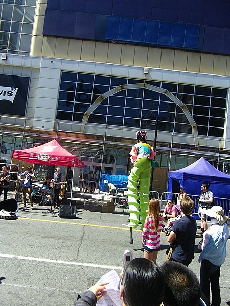 File:Buskers on stilts, Buskerfest, 2014 08 24 -h (14840874377).jpg