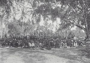 COLLECTIE TROPENMUSEUM Lokale bestuurders met gevolg die zich zijn komen melden bij de Colonnecommandant Boven Singkil Atjeh TMnr 60039114.jpg