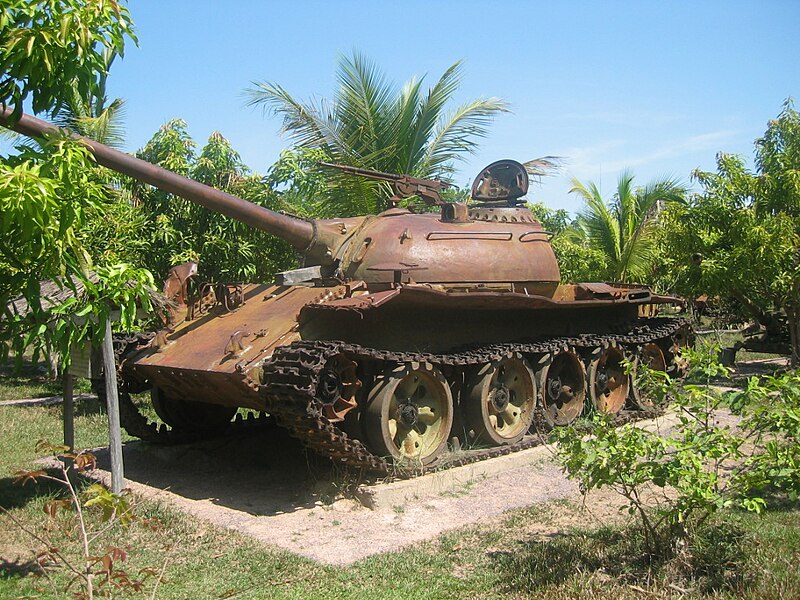 Íomhá:Cambodian Civil War-era T-54 or Type 59.jpg