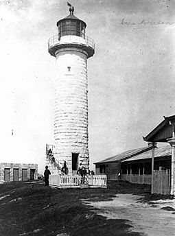 Lighthouse in 1917, note the original sandstone keeper cottage (replaced in 1928-1930) on the left and the lack of bands which were added in 1942 Cape Moreton Light 1917.jpg