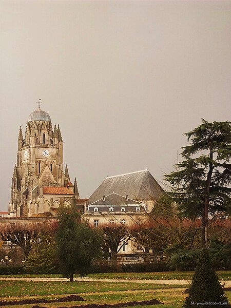 File:Cathédrale St Pierre de Saintes, vue depuis le jardin public.jpg