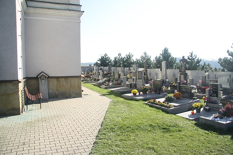 File:Cemetery in Šedivec, Ústí nad Orlicí District.jpg