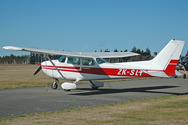 File:Cessna 172N Skyhawk II, Private JP5711361.jpg
