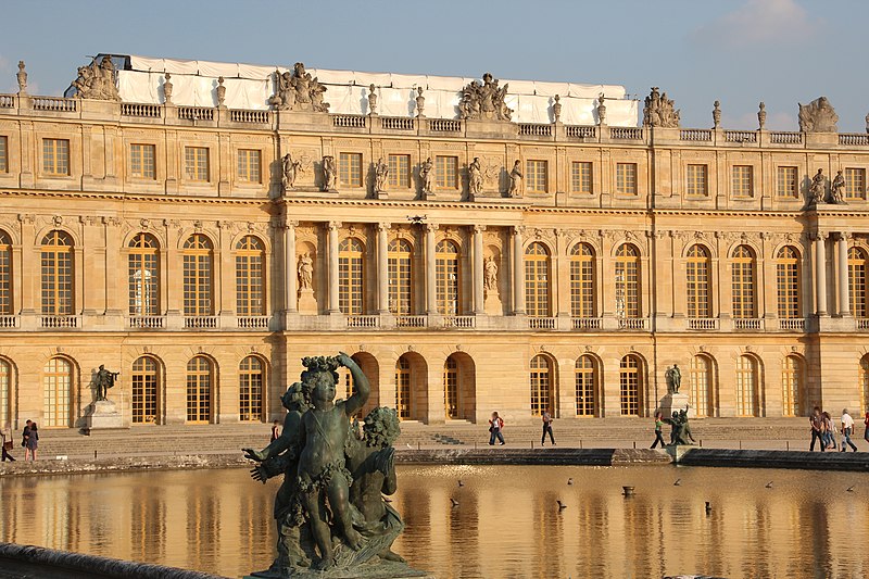 File:Château de Versailles au coucher du soleil en 2013 33.jpg