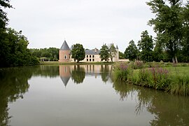 Vue générale avec les jardins et l'étang.