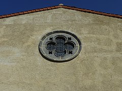 Chapelle du couvent de Beaurepaire, oculus quadrilobé au-dessus de la porte.