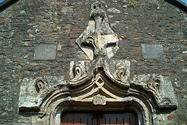 Sovraporta con arco a graffa sul portalle della cappella di Millières (Manche), fine del XV secolo - inizio del XVI secolo.[11].