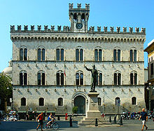 L'ex palazzo di Giustizia e il monumento a Giuseppe Mazzini, quest'ultimo opera del torinese Augusto Rivalta.