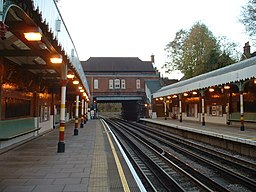 Chigwell stn west