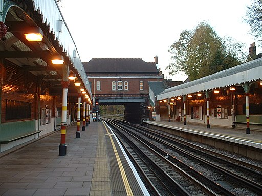 Chigwell stn west