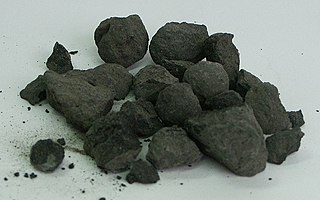 Le clinker est un constituant du ciment, qui résulte de la cuisson d'un mélange composé d'environ 80 % de calcaire et de 20 % d'aluminosilicates. La « farine » ou le « cru » est formée du mélange de poudre de calcaire et d'argile. Cette cuisson, la clinkérisation, se fait à une température d'environ 1 450 °C qui explique la forte consommation énergétique de ce processus.