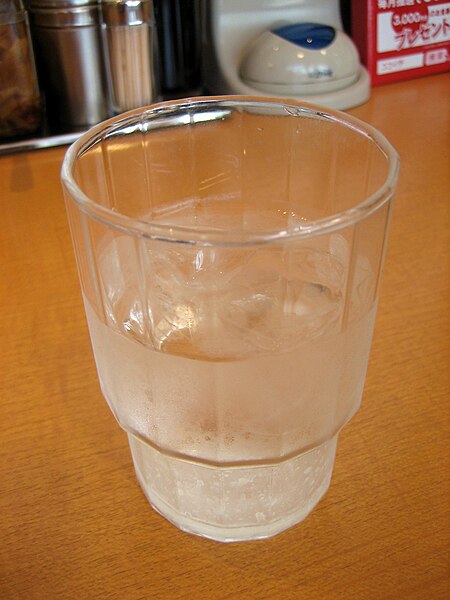 Tập tin:CoCo Ichibanya Drinking water.jpg