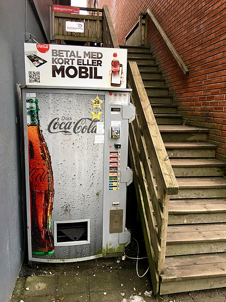 File:Coca Cola soft drinks vending machine (brusautomat) and wooden stairs, Leirvik, Stord, Norway 2018-03-08 IMG 6025.jpg