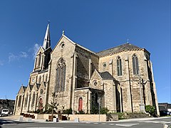 Le côté sud de l’église de Ploubalay, avec le chevet, la nef et le transept.