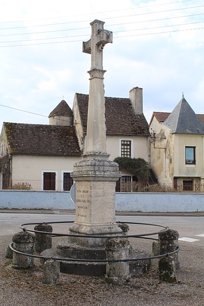 File:Croix place Général Brosset Autun 1.jpg
