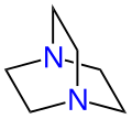 Diazabicyclooctan (DABCO) mit den beiden blau markierten Brückenkopfatomen (Stickstoffatome)