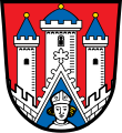 Stadt Bischofsheim i.d.Rhön In Rot eine silberne Befestigung mit drei blau bedachten silbernen Zinnentürmen; unter wimpergartigem Torbogen in Blau der Kopf eines Bischofs mit silberner Mitra.