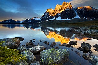 <span class="mw-page-title-main">Redoubt Peak</span> Mountain in the country of Canada