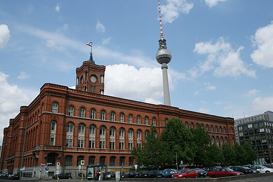 Das Rote Rathaus in Berlin mit dem Fernsehturm im Hintergrund