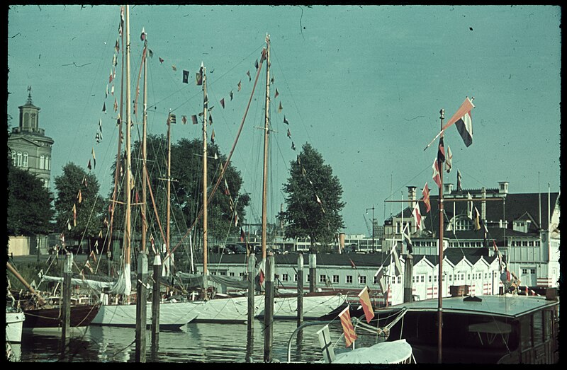 File:De Veerhaven met boten, Sociëteitsgebouw Koninklijke Roei- en Zeilvereeniging 'De Maas' en Museum voor Land- en Volkenkunde 1936 - 1940 2.jpg