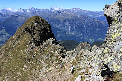 Gipfel des Hönigspitz oberhalb des Passeiertals mit Blick zu den Kolbenspitzen