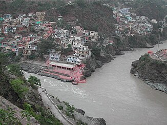 O Alaknanda (acima) se une ao Bhagirathi (abaixo à esquerda na imagem) em Devprayag