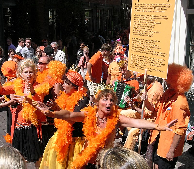 https://upload.wikimedia.org/wikipedia/commons/thumb/0/03/DirkvdM_koninginnedag_3.jpg/800px-DirkvdM_koninginnedag_3.jpg