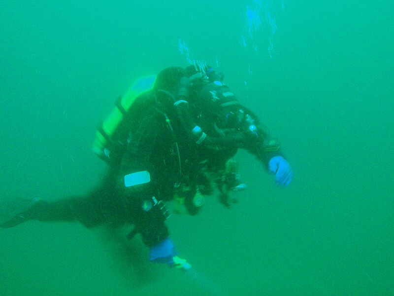 File:Diver using Inspiration rebreather at the wreck of the MV Orotava P6308043.jpg