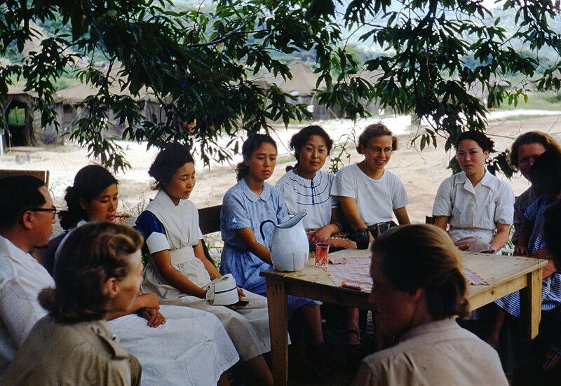 File:Dr. Schulstad med Dr. Young og representanter fra Seoul City Hospital (1952) (15382924984).jpg