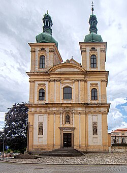 Východní průčelí kostela z náměstí