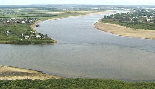 Northern Dvina starts as the confluence of Yug River (on left) and Sukhona River (on top) near Veliky Ustyug (photo 2001)