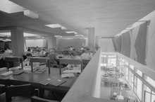 The University of St. Gallen in 1963, with art works by Antoni Tapies ETH-BIB-St. Gallen, HSG, Bibliothek, Innenansicht, Strukturen von Antonio Tapies-Com L12-0161-0003-0034.tif