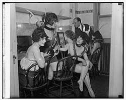 Earl Carroll giving instructions to the performers, January 26, 1925 Earl Carroll instructing girls in vanities, 1-26-25 LCCN2016839233.jpg