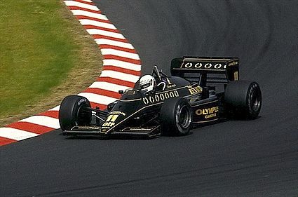 de Angelis z dirkalnikom Lotus 97T na dirki za Veliko nagrado Nemčije 1985