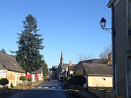 The road intae Mée, frae Saint-Quentin-les-Anges