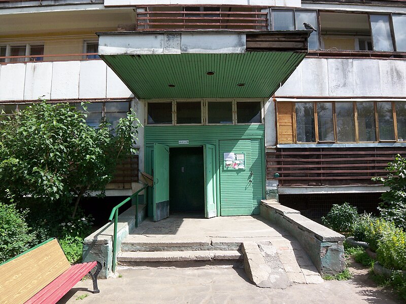 File:Entrance to the building - panoramio.jpg