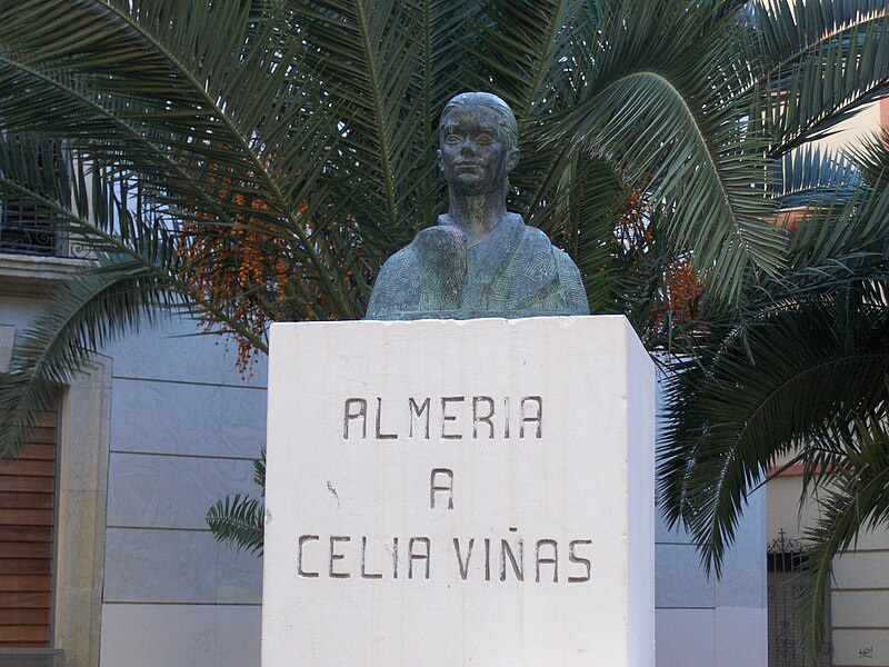 File:Estatua Celia Viñas.JPG