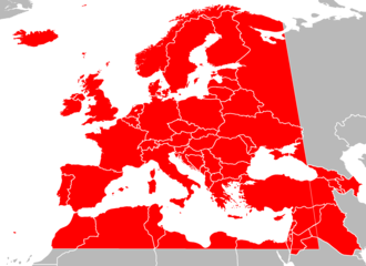 Mapa de países de Europa, África del Norte y Asia Occidental en gris, con los límites del Área Europea de Radiodifusión superpuestos en rojo