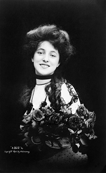 File:Evelyn Nesbit, seated, by Otto Sarony, 1901.jpg