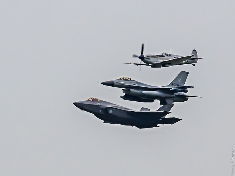 File:F-35 + F-16 + Spitfire - Vliegbasis Leeuwarden (27059954623).jpg