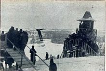 Un sauteur vue de dos en plein saut