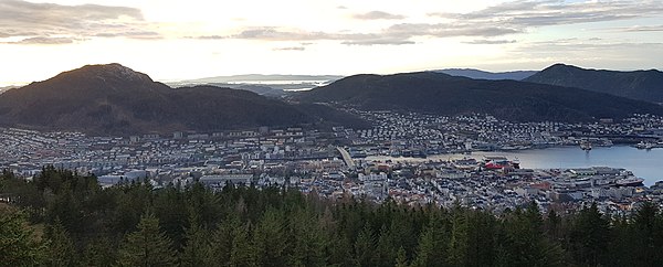 Fløyfjellet ved Fløyvarden - utsikt mot Bergen, Løvstakken, Damsgårdsfjellet og Lyderhorn - 2020.12.06.jpg