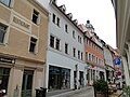 Wohnhaus in geschlossener Bebauung und Seitenflügel zum Hof