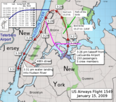 Carte d'une vue aérienne de Manhattan indiquant avec des pointillés rouges la trajectoire suivie de l'avion, ainsi que des trajectoires alternatives vers d'autres aéroports où l'avion aurait pu se diriger (bleu foncé et magenta).