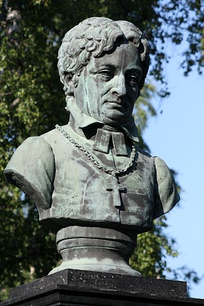 400px-Franzen_Statue_Oulu_20110617.JPG