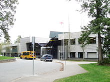 Средняя школа Фрейзер-Хайтс (вход с авеню 108) .jpg