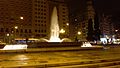 Fuente Plaza España de Noche (11983345004).jpg